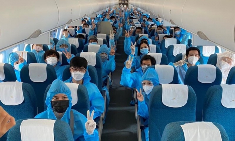 Vietnam Airlines tiếp tục chở lực lượng y tế đến phía nam chống dịch