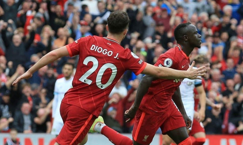 Đánh bại Burnley, Liverpool tạm chiếm ngôi đầu Premier League