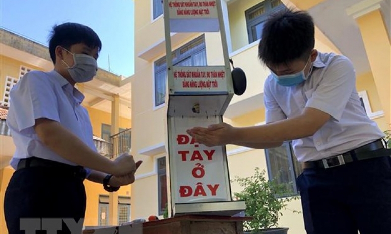 Cô trò Quảng Ngãi sáng chế máy rửa tay tự động không tiếp xúc