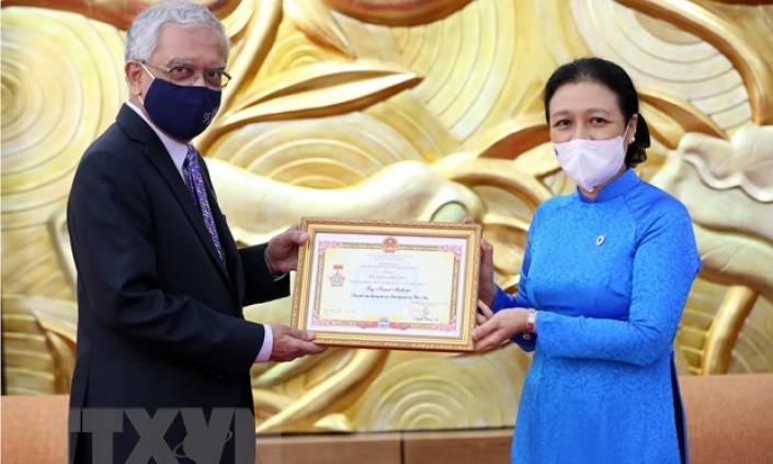 Trao kỷ niệm chương hữu nghị cho Điều phối viên thường trú LHQ tại VN