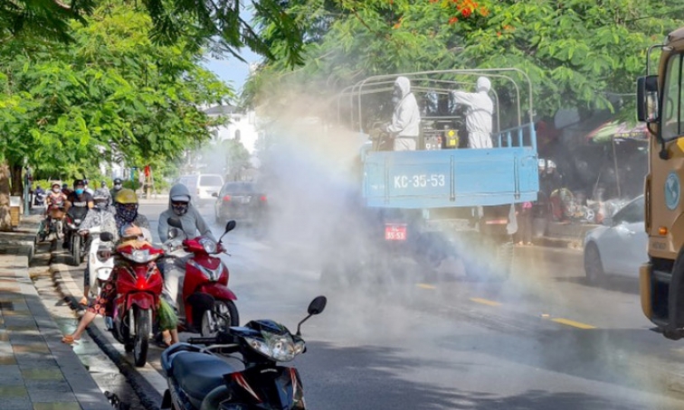 Bộ Y tế khuyến cáo không phun khử khuẩn ngoài trời, không phun vào người