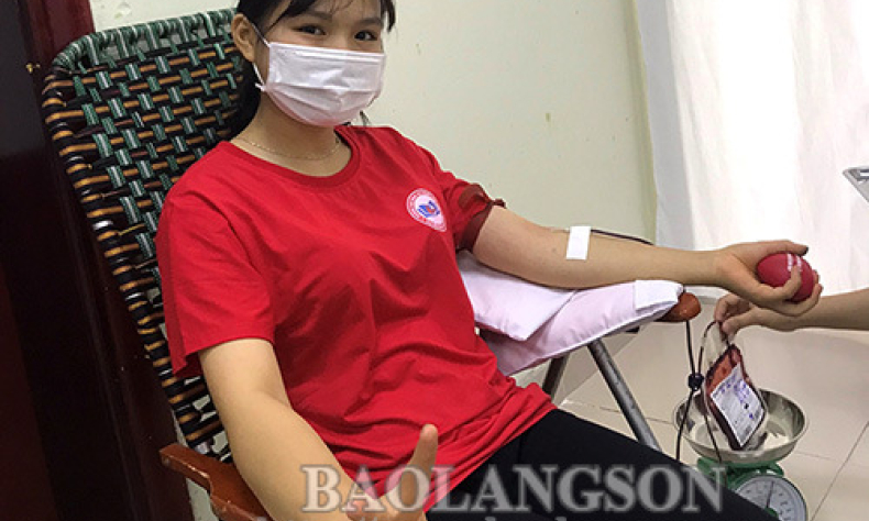 Tình nguyện viên hiến máu cấp cứu cho bệnh nhi đang cần máu điều trị