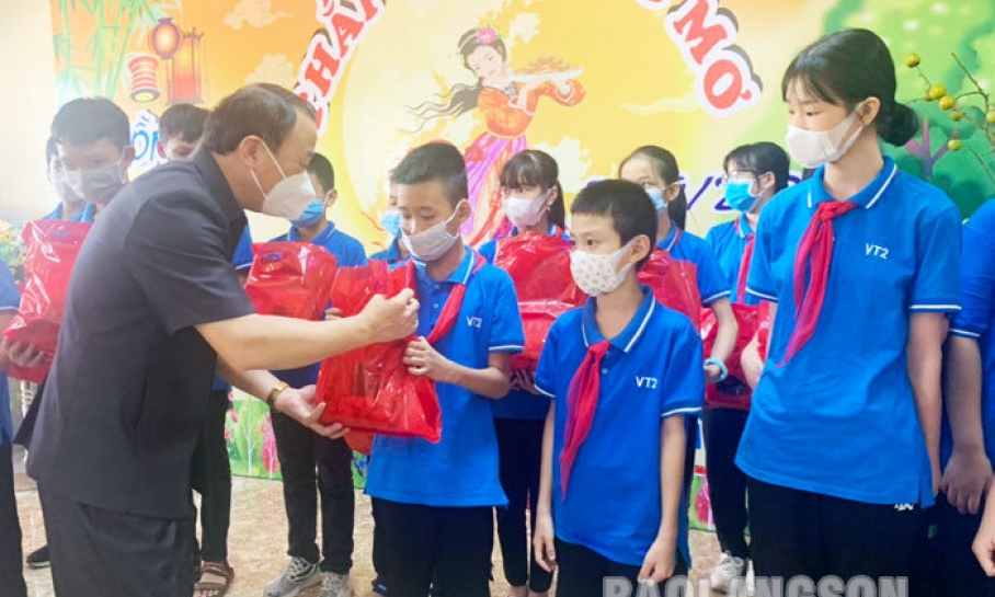 Lãnh đạo thành phố Lạng Sơn thăm, tặng quà Tết Trung thu tại các trường học