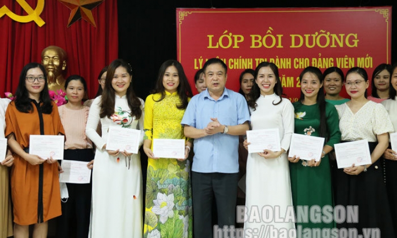 Đảng ủy Khối các cơ quan tỉnh: Bế giảng lớp bồi dưỡng lý luận chính trị cho đảng viên mới
