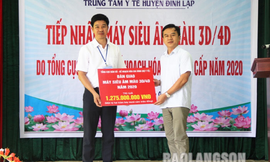 Trung tâm Y tế huyện Đình Lập: Tiếp nhận 1 máy siêu âm màu 3D/4D xách tay
