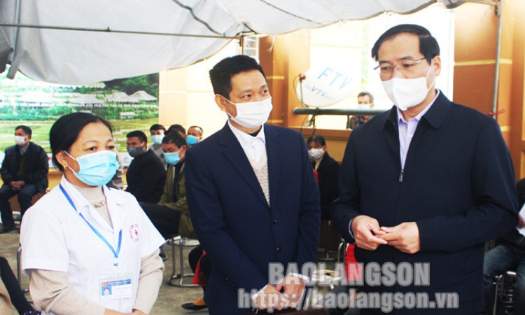 Kiểm tra công tác tiêm vắc xin diện rộng tại huyện Bình Gia, Bắc Sơn