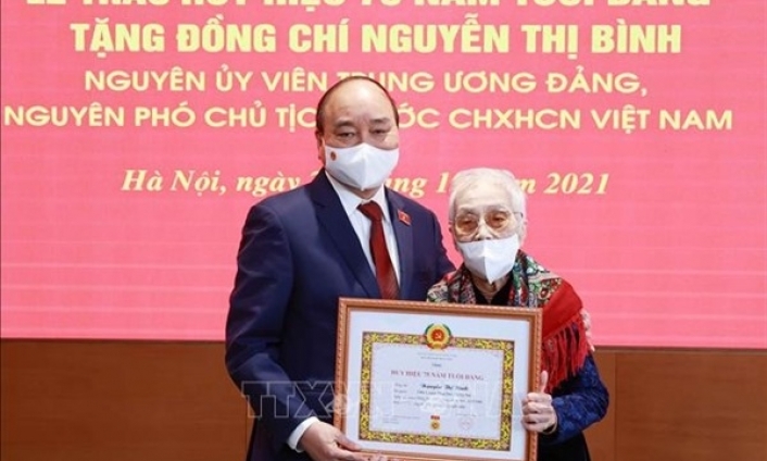 Nguyên Phó chủ tịch nước Nguyễn Thị Bình nhận Huy hiệu 75 năm tuổi Đảng