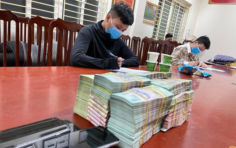 Hà Nội triệt phá đường dây đánh bạc qua “game bài online”