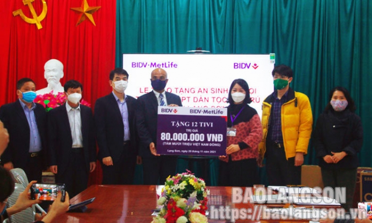 BIDV Lạng Sơn: Tặng quà trị giá 80 triệu đồng cho Trường Phổ thông Dân tộc Nội trú tỉnh