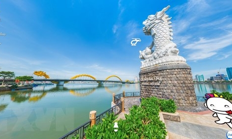 Du khách khám phá thành phố Đà Nẵng qua hệ thống ảo VR360