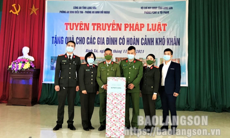 Công an tỉnh: Tuyên truyền pháp luật và tặng quà tại xã Bính Xá