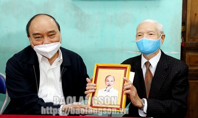 Chủ tịch nước Nguyễn Xuân Phúc thăm, tặng quà các gia đình chính sách