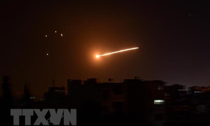 Israel phát động không kích bằng tên lửa vào ngoại ô thủ đô Syria