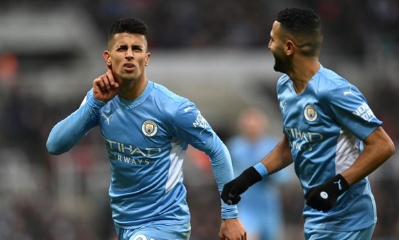 Man City tạo khoảng cách trong cuộc đua ngôi vương Premier League