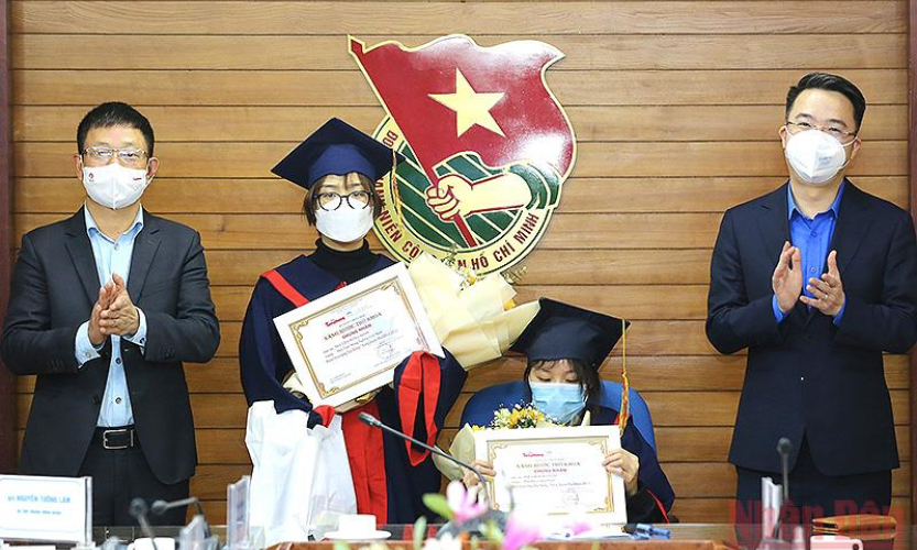 Trao học bổng “Nâng bước thủ khoa” tặng 70 sinh viên vượt khó học tốt