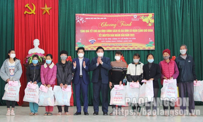 Công ty Cổ phần tư vấn Xây dựng giao thông Lạng Sơn tặng 140 suất quà tết cho hộ nghèo, gia đình chính