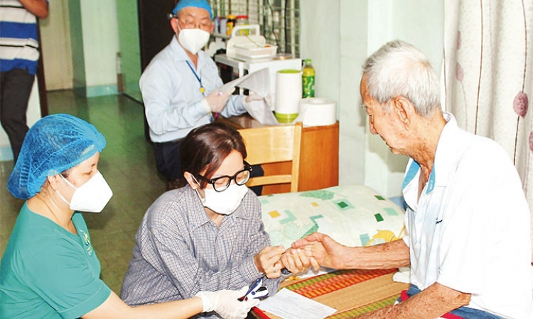 Vừa chống dịch, vừa khám bệnh, cấp cứu