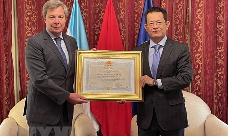 Tặng Huân chương Hữu nghị cho nguyên Đại sứ Argentina tại Việt Nam