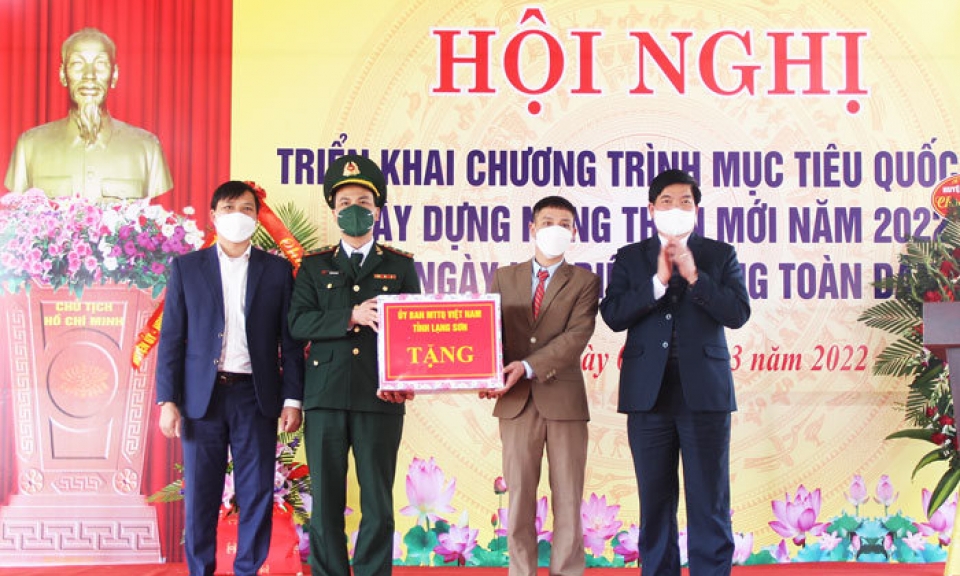 Đoàn công tác của tỉnh dự ngày hội Biên phòng toàn dân
