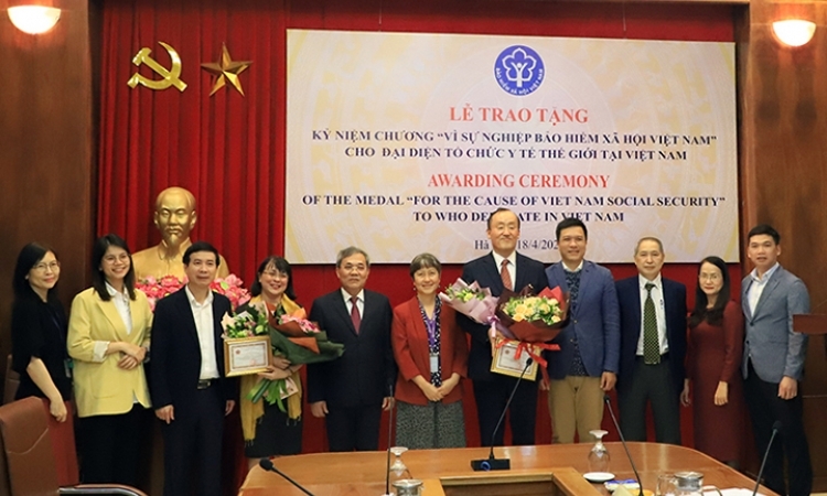 Trao Kỷ niệm chương “Vì sự nghiệp bảo hiểm xã hội” cho 2 cán bộ WHO tại Việt Nam