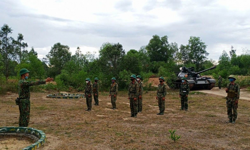 Trên bãi tập của người lính tăng