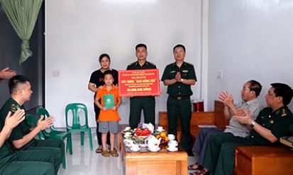 Trao tiền hỗ trợ xây dựng "nhà đồng đội"