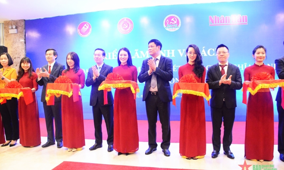 Triển lãm ảnh và sách “Nâng cao đạo đức cách mạng, quét sạch chủ nghĩa cá nhân”