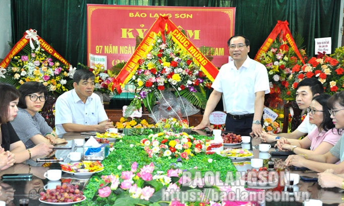 Lãnh đạo UBND tỉnh, các cơ quan, đơn vị chúc mừng Báo Lạng Sơn nhân kỷ niệm 97 năm ngày Báo chí cách mạng