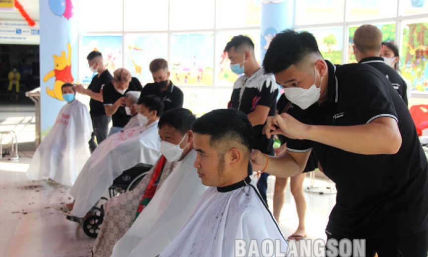 Bệnh viện Đa khoa tỉnh: Gần 100 bệnh nhân, người nhà bệnh nhân được cắt tóc miễn phí