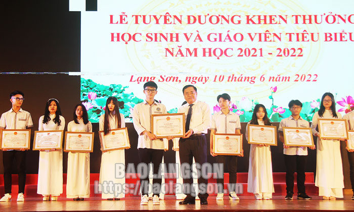 Tuyên dương học sinh, giáo viên tiêu biểu năm học 2021 - 2022