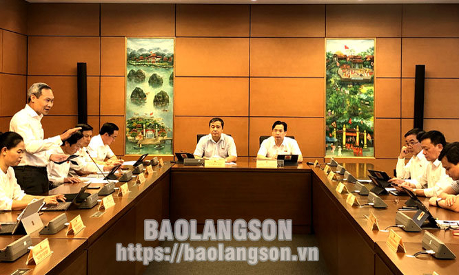 Đoàn đại biểu Quốc hội tỉnh thảo luận tại tổ về dự án Luật sửa đổi bổ sung một số điều của Luật Tần số