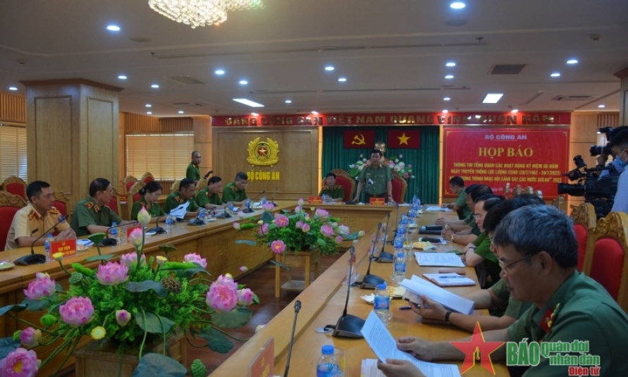Chuỗi hoạt động kỷ niệm 60 năm Ngày truyền thống lực lượng cảnh sát nhân dân