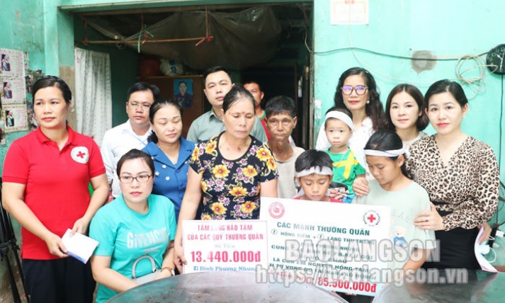Trao tặng hơn 85 triệu đồng hỗ trợ hai chị em mồ côi tại Tràng Định