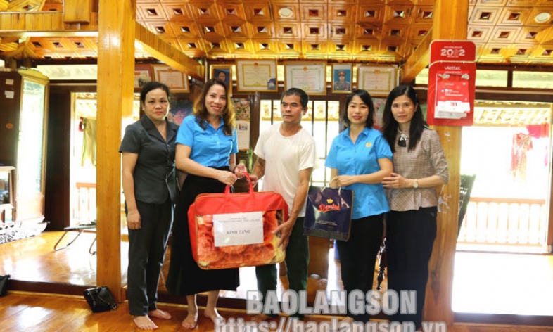Công đoàn Viên chức tỉnh: Tổ chức hoạt động về nguồn và tặng quà 5 gia đình chính sách tại huyện Bắc Sơn