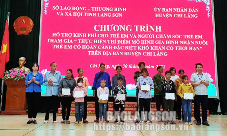 và gia đình tham gia thí điểm mô hình nhận nuôi trẻ em có hoàn cảnh đặc biệt khó khăn tại huyện Chi Lăng