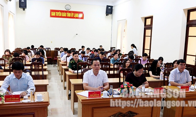 Hội nghị báo cáo viên trung ương tháng 8