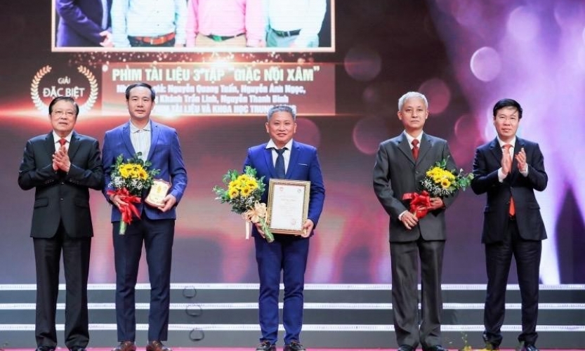 Vai trò báo chí trong đấu tranh phòng, chống tham nhũng, tiêu cực