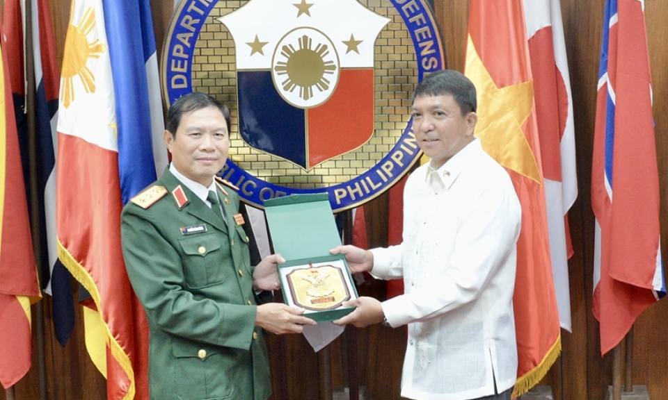 Thứ trưởng Bộ Quốc phòng Philippines tiếp xã giao Thượng tướng Nguyễn Tân Cương