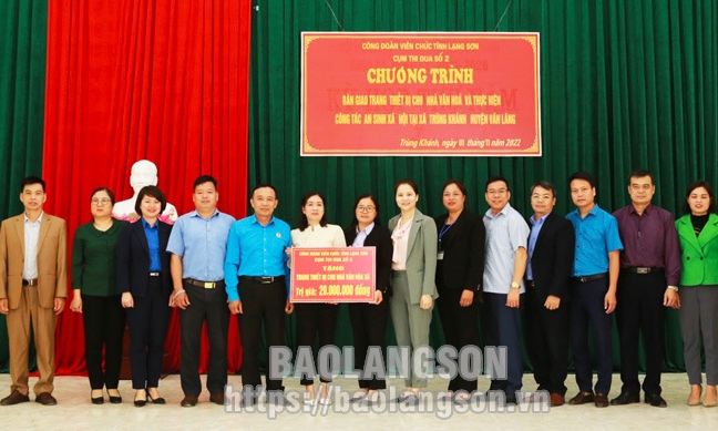 đoàn Viên chức tỉnh bàn giao trang thiết bị nhà văn hoá và thực hiện công tác an sinh xã hội tại Văn Lãng