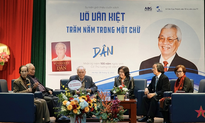 Giới thiệu cuốn sách “Võ Văn Kiệt 100 năm trong một chữ dân”