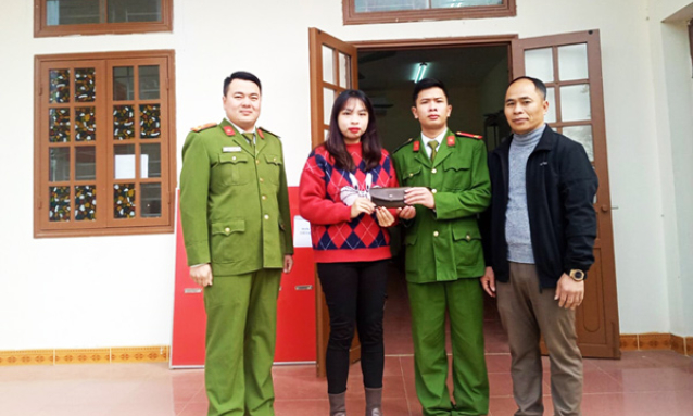 Nhặt được của rơi, chiến sĩ công an đem trả lại người đánh mất