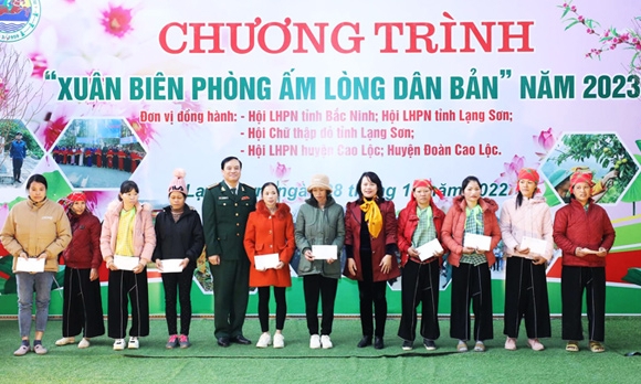 Tặng quà hộ gia đình và hỗ trợ học sinh trị giá trên 250 triệu đồng
