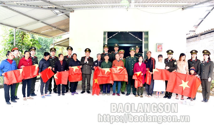 Tặng quà hộ gia đình và hỗ trợ học sinh trị giá 120 triệu đồng