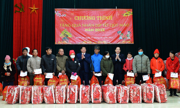 thư Thường trực Tỉnh ủy tỉnh thăm, tặng quà gia đình chính sách và hộ có hoàn cảnh khó khăn tại huyện Bình