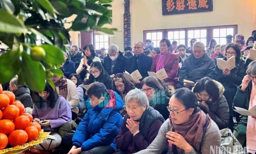 Gìn giữ nét đẹp lễ chùa đầu năm trên đất Pháp