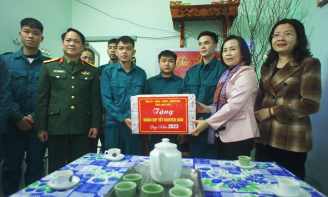Đồng chí Chủ tịch HĐND tỉnh thăm, chúc tết tại Văn Lãng