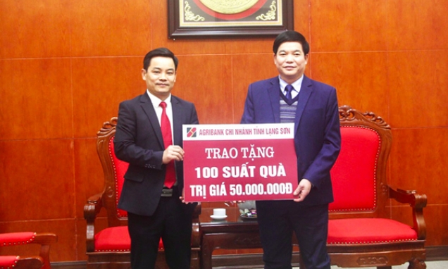 Agribank Lạng Sơn trao tặng 100 suất quà cho phòng trào Tết vì người nghèo