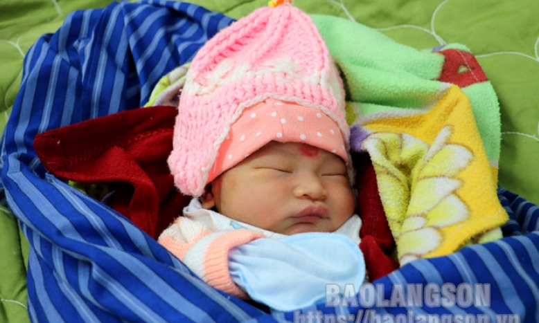 Phát hiện bé trai sơ sinh bị bỏ rơi tại xã Hòa Lạc, huyện Hữu Lũng