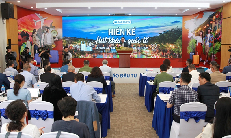 Cần những cán bộ sân bay 'biết mỉm cười' đón khách du lịch