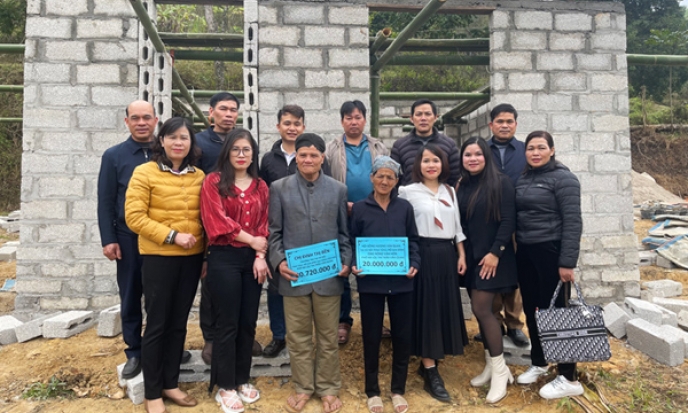 Bàn giao kinh phí hỗ trợ xây nhà cho hộ nghèo tại huyện Văn Quan